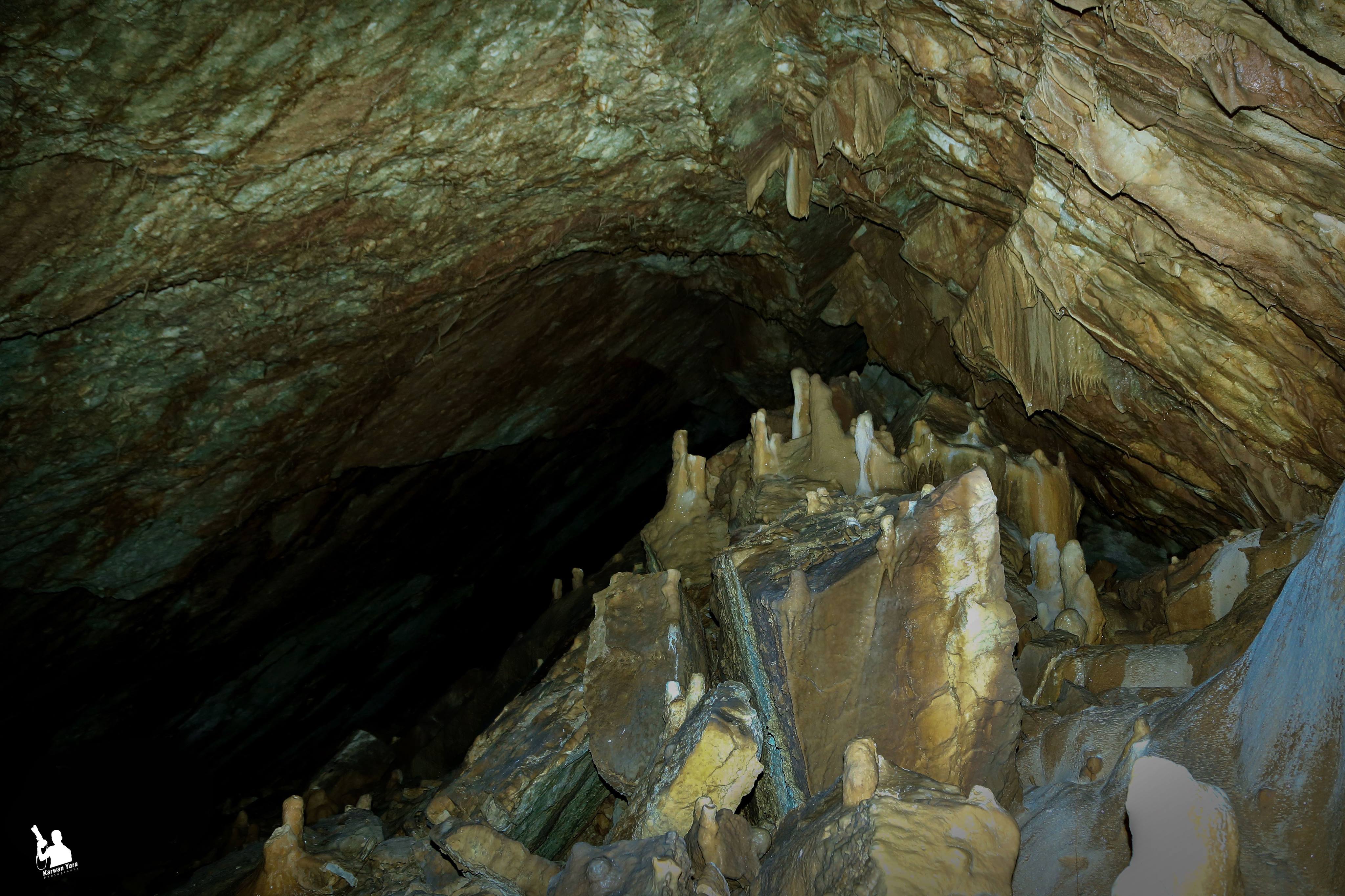 يقع كهف كونبا في جبل كولان على مقربة من بلدة دربنديخان ضمن محافظة السليمانية بإقليم كوردستان